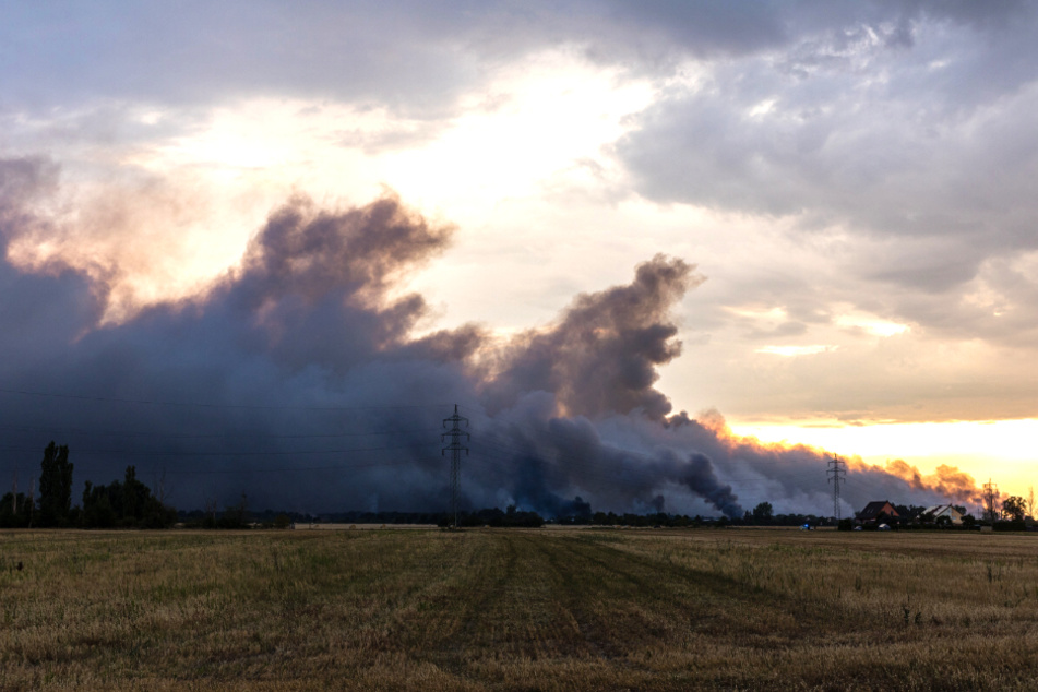 Rauchwolken ziehen über den Ort in der Region Falkenberg hinweg. Der Verwaltungsstab des Landkreises ordnete am frühen Abend die Evakuierung von Rehfeld an.