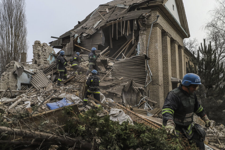 Ukrainische Feuerwehrleute sind an einer beschädigten Entbindungsstation eines Krankenhauses im Einsatz.