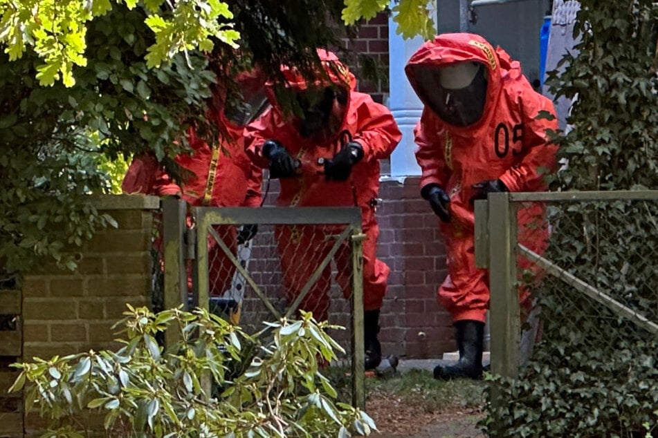 Spezialkräfte der Feuerwehr sicherten den Inhalt des Gefäßes mithilfe von Schutzanzügen.
