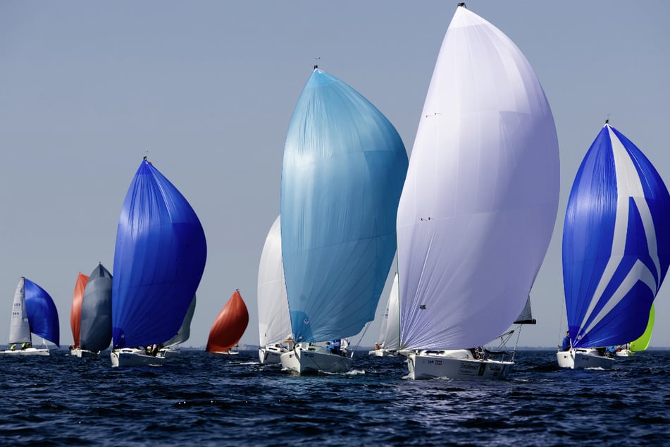 Trotz Einschränkungen soll es bei der Kieler Woche einen Segelwettbewerb geben. (Archivbild)