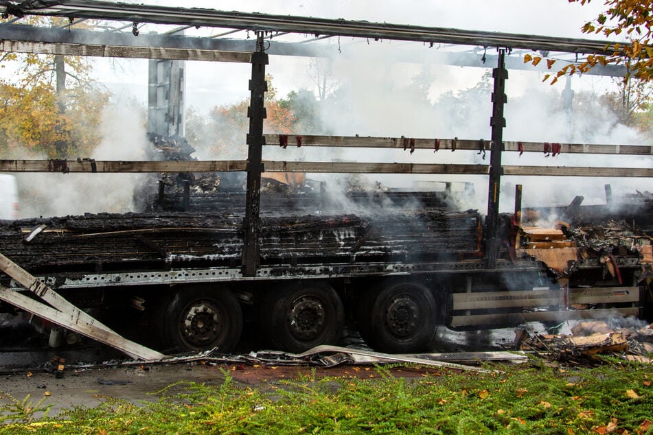 Ein Lkw wurde in Fulda ein Raub der Flammen, doch der Brand griff nicht auf eine benachbarte Tankstelle über.