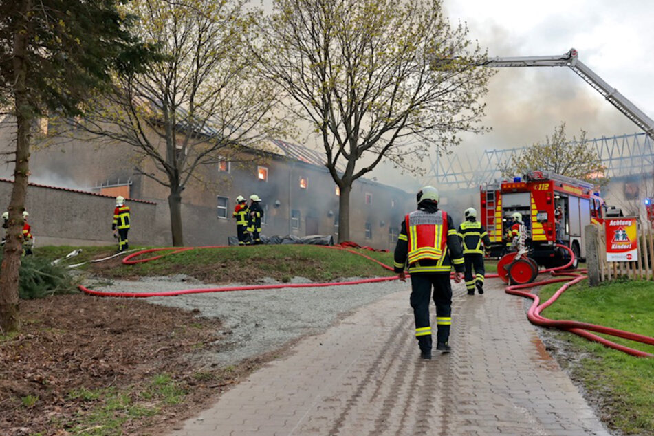 Zahlreiche Feuerwehrleute versuchen den Brand zu löschen.