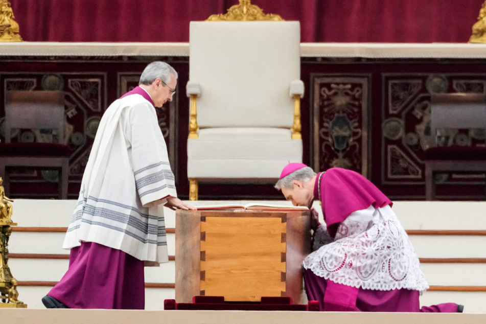 Der Vertraute und Privatsekretär des verstorbenen Benedikt XVI., Georg Gänswein (66, r.), küsst zum Abschied den Sarg des emeritierten Papstes.