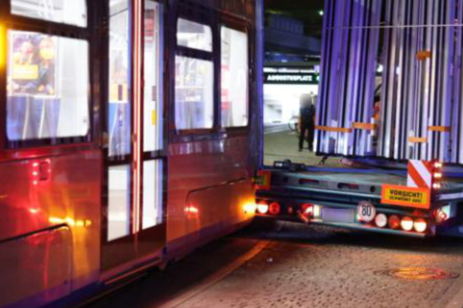 Mitten in der Leipziger Innenstadt: Straßenbahn und Lastwagen krachen zusammen