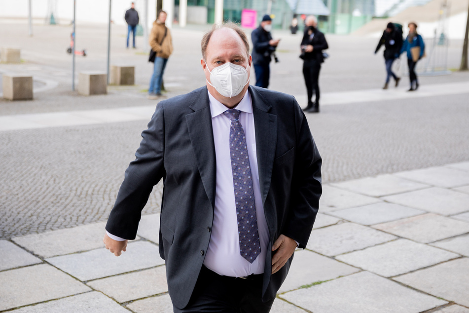 Kanzleramtschef Helge Braun (48, CDU) warnt vor überzogenen Erwartungen bei einer möglichen Aufhebung der Priorisierung der Corona-Impfungen.