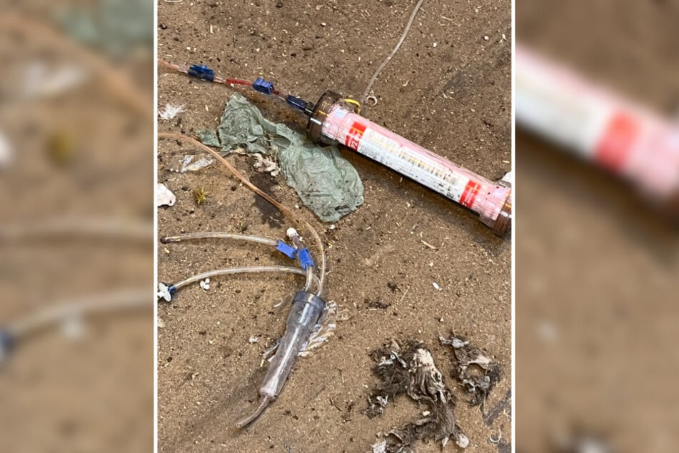 Ein Teil des Klinikmülls liegt unverpackt am Boden.