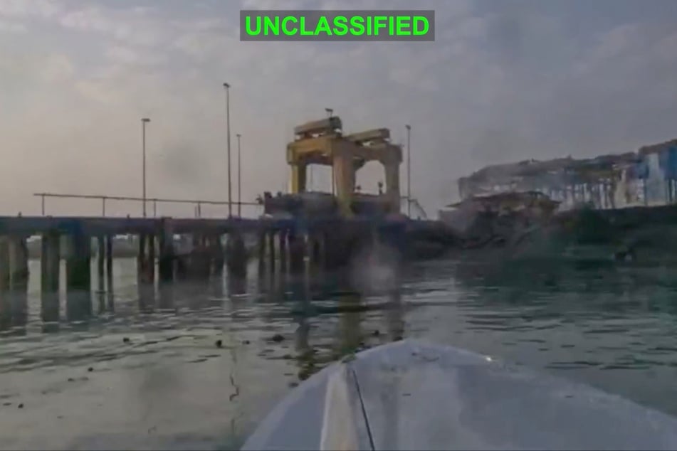 Eine schwimmende US-Kampfdrohne vom Typ "Corsair" steuert auf einen iranischen Marinestützpunkt zu. Kurz darauf fliegt alles in die Luft.