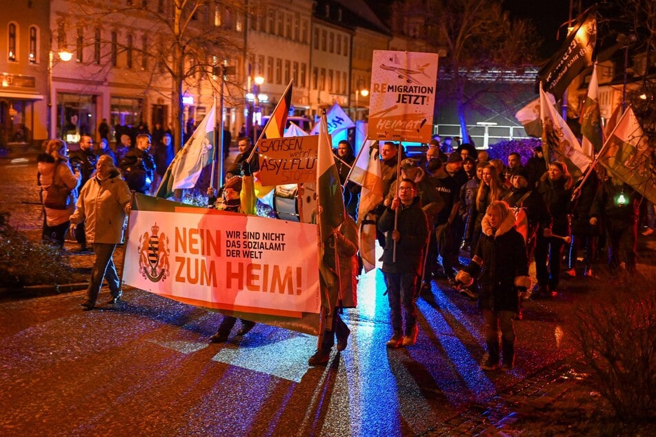 Etliche Bürger schlossen sich dem Protest an. Auch ein Plakat der rechtsextremen Partei "Die Heimat" (ehemals NPD) ist zu sehen.