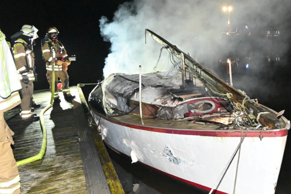Segelboot wird durch Feuer komplett zerstört: 53-Jähriger verletzt