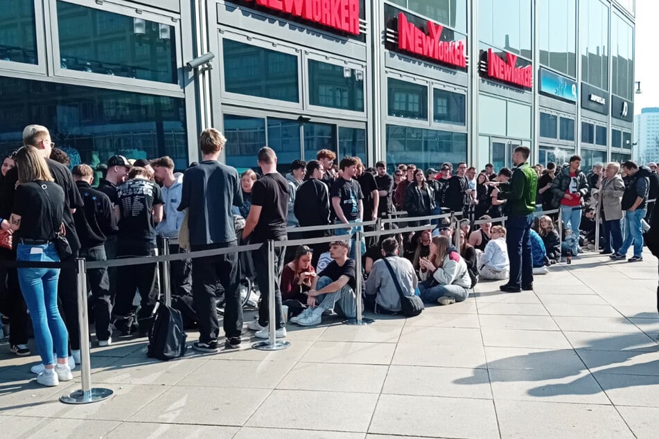 In der Filiale des Streetwear-Shops Snipes am Alexanderplatz konnten Fans am Wochenende den Rapper Ufo361 (36) treffen.