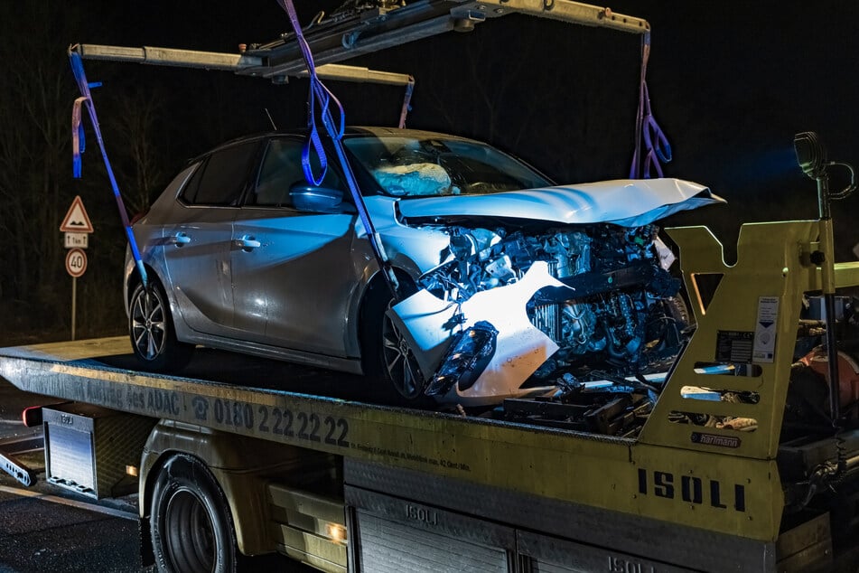 An beiden Unfallfahrzeugen entstand durch den massiven Zusammenstoß wohl ein wirtschaftlicher Totalschaden.