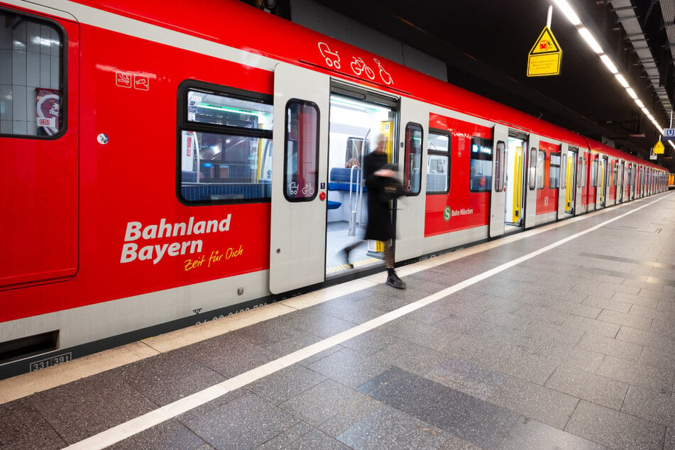 Am S-Bahnhaltepunkt Marienplatz ist es zu einem dramatischen Zwischenfall gekommen. Ein kleiner Junge (4) hatte großes Glück im Unglück. (Symbolbild)