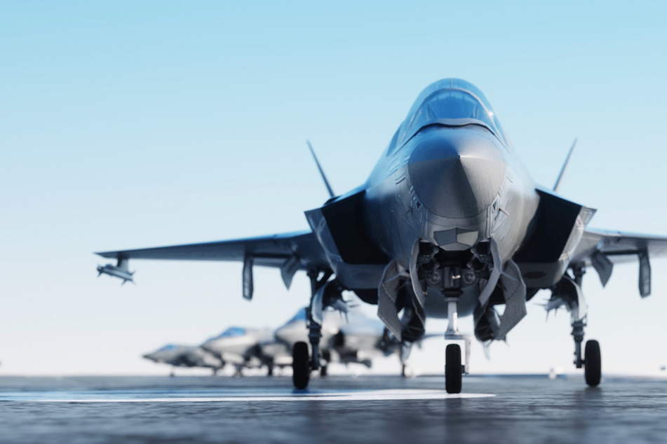 US-Kampfjet verunglückt bei Landung auf Flugzeugträger: Pilot schleudert sich aus Maschine
