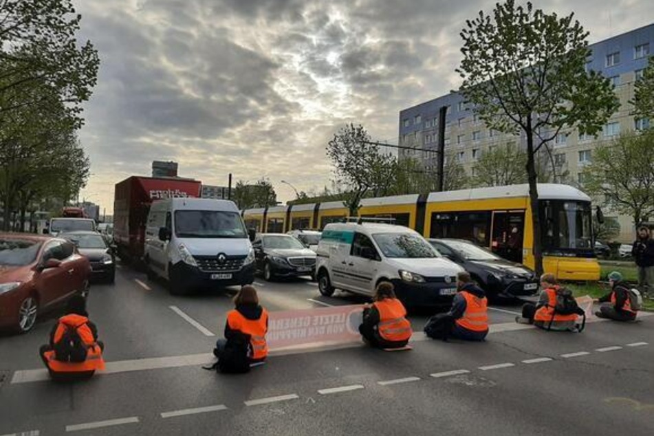 Auf Berlins Straßen blockieren Anhänger der "Letzten Generation" den Verkehr.
