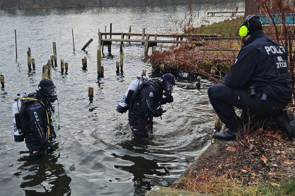 Die Polizeitaucher mussten ihren Einsatz zunächst wegen hereinbrechender Dunkelheit abbrechen.