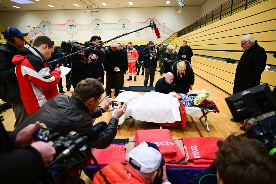 Betroffene suchen Schutz in eingerichteten Notunterkünften.