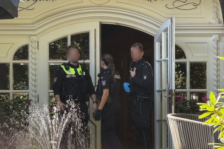 Die Polizei sucht mit einem Großaufgebot nach den flüchtigen Tätern.