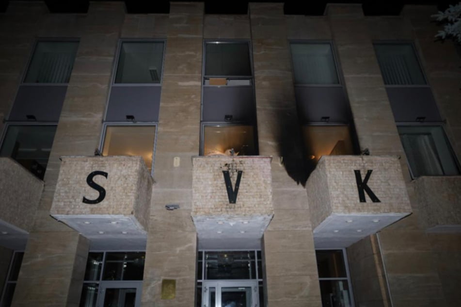 Die Brandspuren am Gebäude sind deutlich zu erkennen.