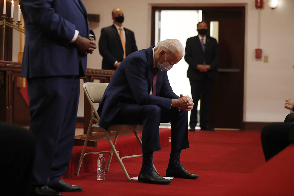 Joe Biden, designierter Präsidentschaftskandidat der Demokraten und ehemaliger Vizepräsident der USA, senkt bei einem Besuch der Bethel AME Kirche, einer afrikanisch methodistischen episkopalen Kirche, den Kopf.