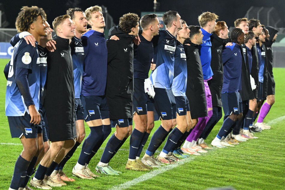 Die Hertha-Stars feiern nach dem 2:0 in Oldenburg.