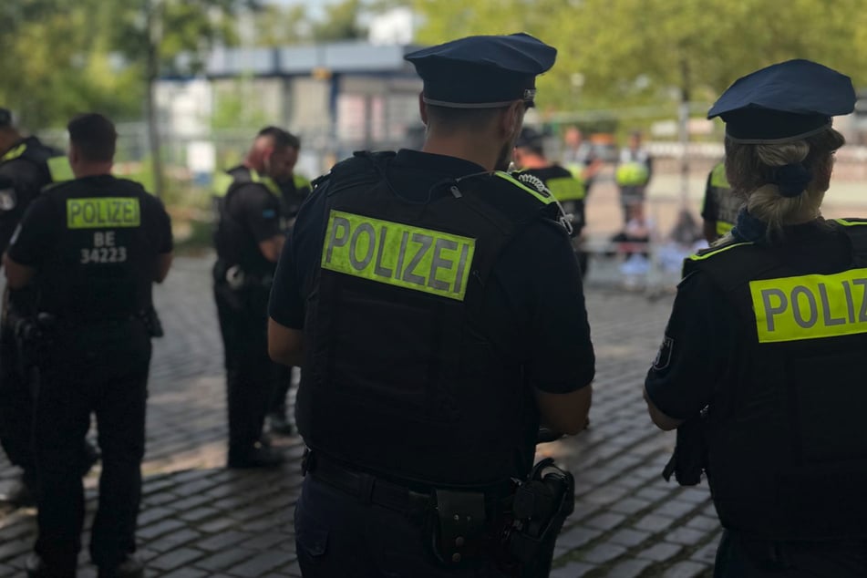 Berlin: Wieder Klebeaktion vor Rheinmetall im Wedding: Aktivisten blockieren Einfahrt