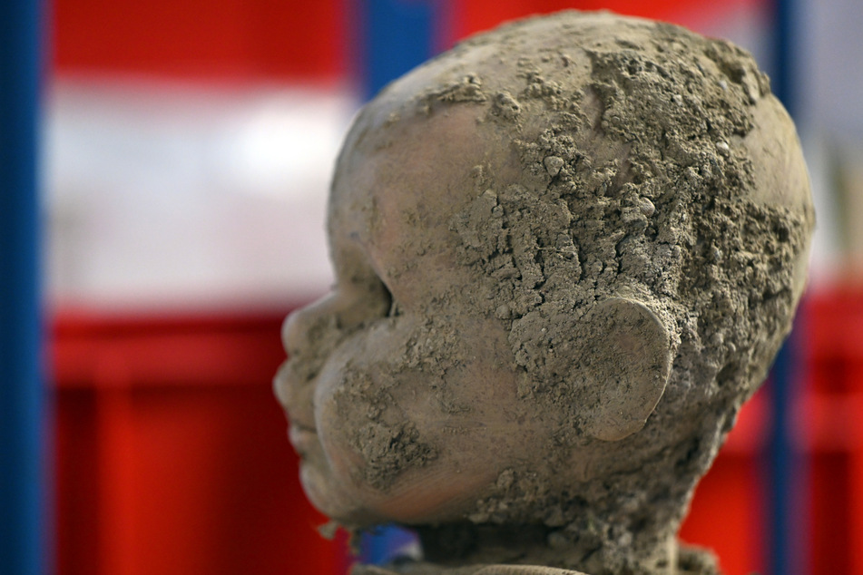 Eine mit Schlamm überzogene Puppe wurde ebenfalls geborgen und wird einen Platz im Museum finden.