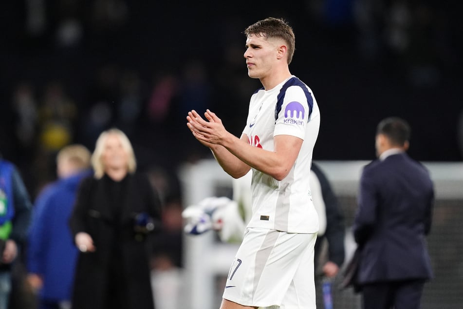 Micky van de Ven (24) verletzte Liverpool-Star Alexander Isak mit seinem Einsteigen am Samstag.