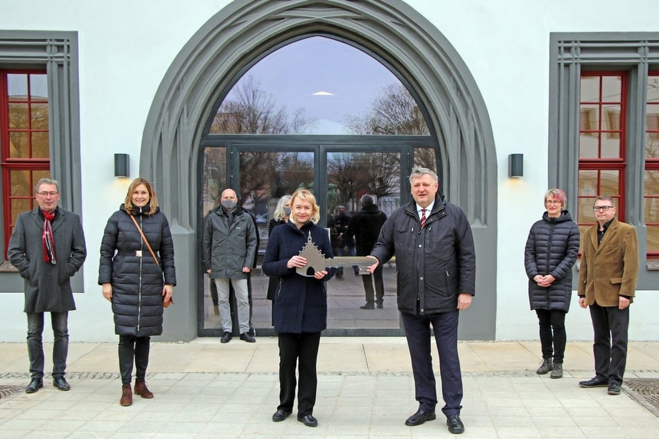 Baubürgermeisterin Kathrin Köhler (42, CDU) und Generalintendant Roland May (64) halten den lang ersehnten Schlüssel in den Händen.
