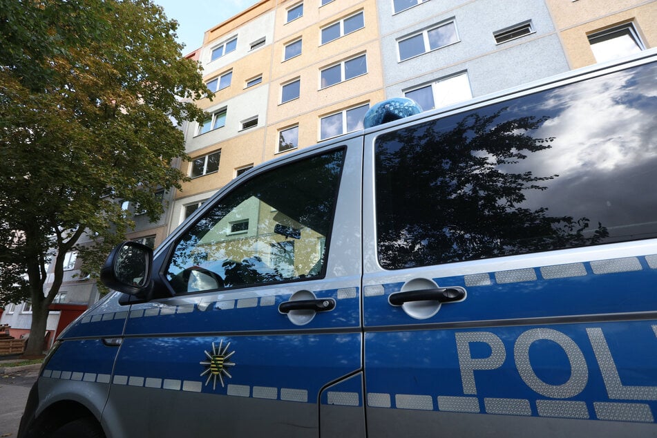Die Polizei sicherte nach der Tat spuren. Das Verbrechen geschah in einer Wohnung an der Neuplanitzer Straße.