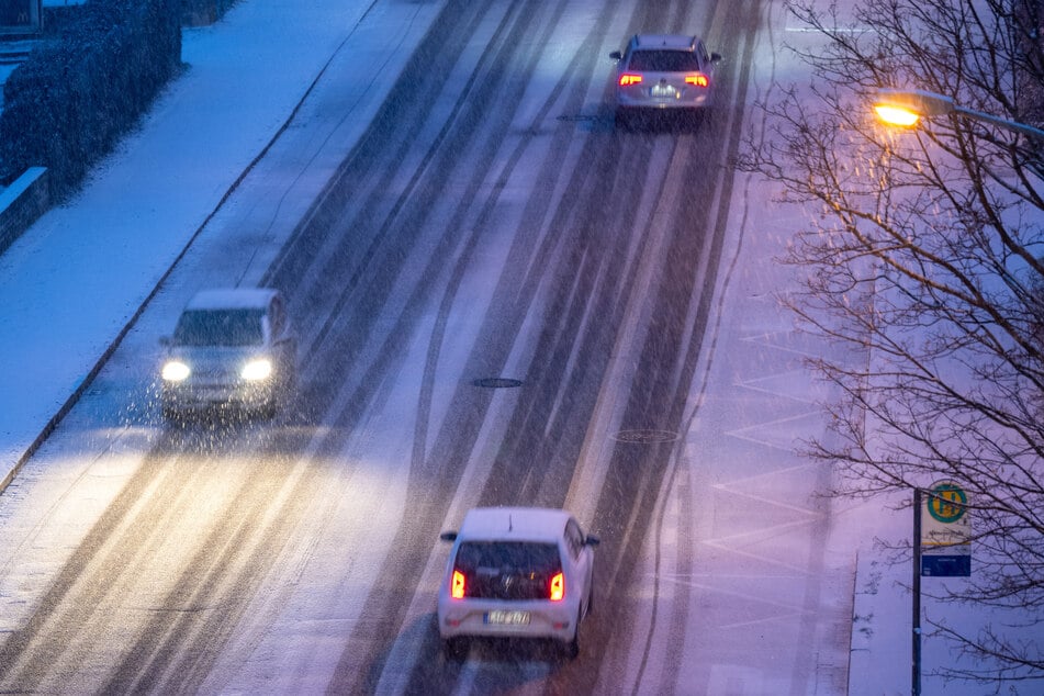 Wie hier in Leipzig könnte es auch im ostdeutschen Flachland am Samstagmorgen eine dünne Schneedecke geben. (Archivbild)