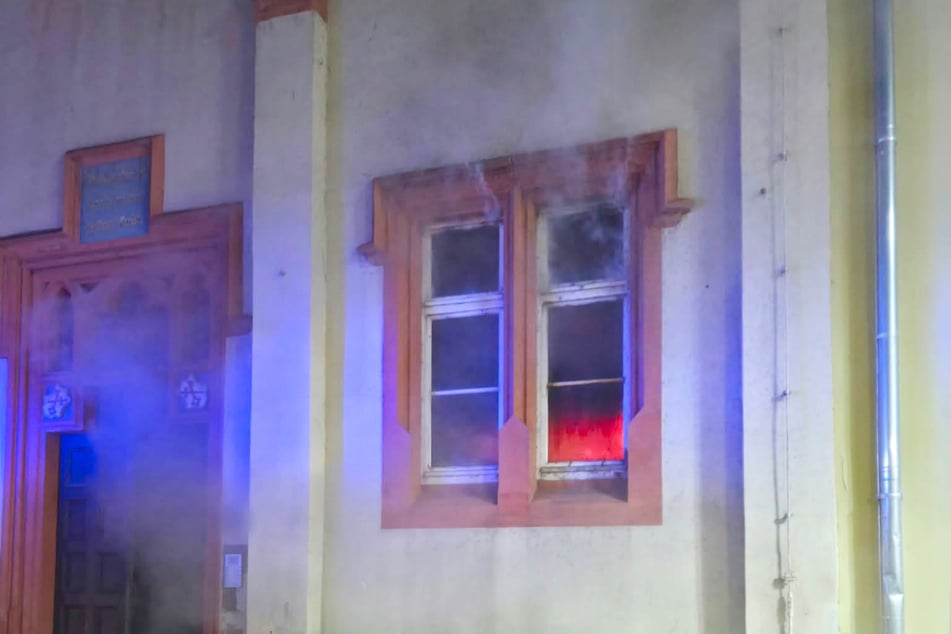 Hinter einem Fenster war ein Feuerschein zu sehen.