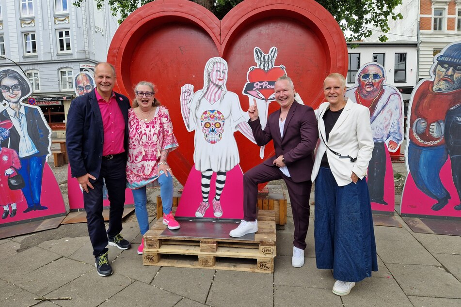 Von links nach rechts: Lars Schütze, Quartiersmanager des BIDs Reeperbahn +, Micky Hensel, Ralf Leidinger und Kiez-Kümmerin Julia Staron (52) am Donnerstag bei der feierlichen Enthüllung der neuen Artwalk-Figur auf dem Hans-Albers-Platz.