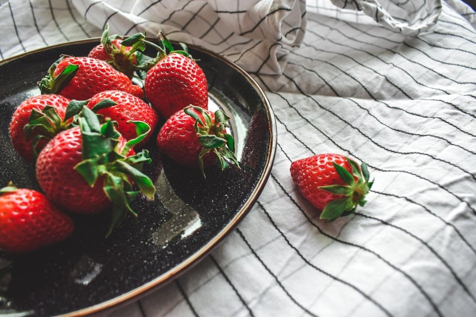 Locker platziert auf einem Teller lassen sich Erdbeeren gut im Kühlschrank lagern.