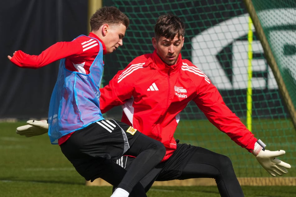Linus Güther (16, l.) versucht im Training Carl Klaus (32) auszuspielen - am Samstag könnten beide gemeinsam auf dem Platz stehen.