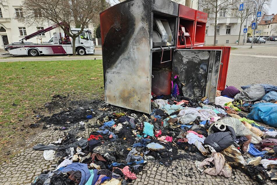 Immer wieder werden die Container zudem zur Zielscheibe für Vandalismus und Brandstiftung, wie hier im Frühjahr 2025. Auch diese Schäden müssen von der Stadtreinigung oder den privaten Betreibern auf eigene Kosten beseitigt werden.