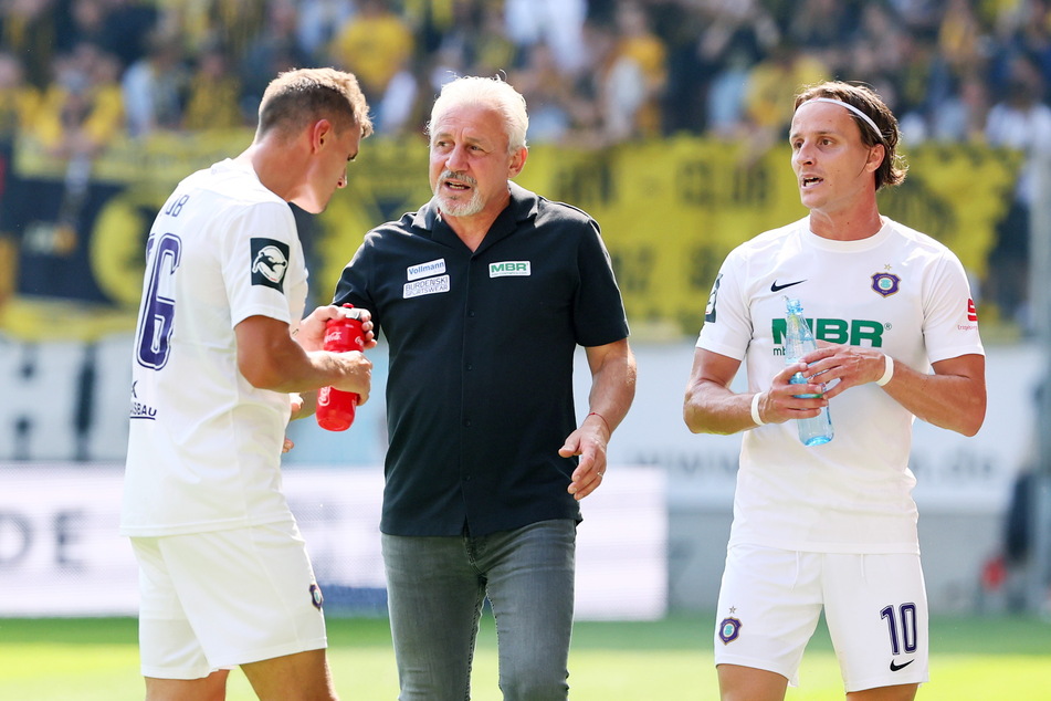 Für die Spieler ist Pavel Dotchev (M.) wie ein Vater - hier mit Kilian Jakob (26, l.) und Mirnes Pepic (28).