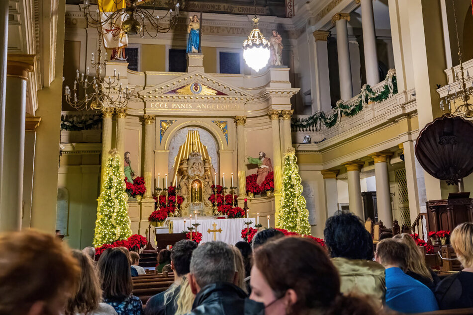 Die Kirche ist an Weihnachten weniger gefragt als früher. Nur noch 15,4 Prozent der Befragten wollen in die Messe an Heiligabend. (Symbolbild)