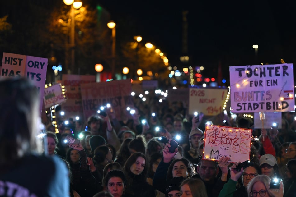 Teilnehmer der Kundgebung "Wir sind die Töchter" der Initiative "Zusammen gegen rechts" halten vor der CDU-Bundesgeschäftsstelle Handy-Lichter hoch.