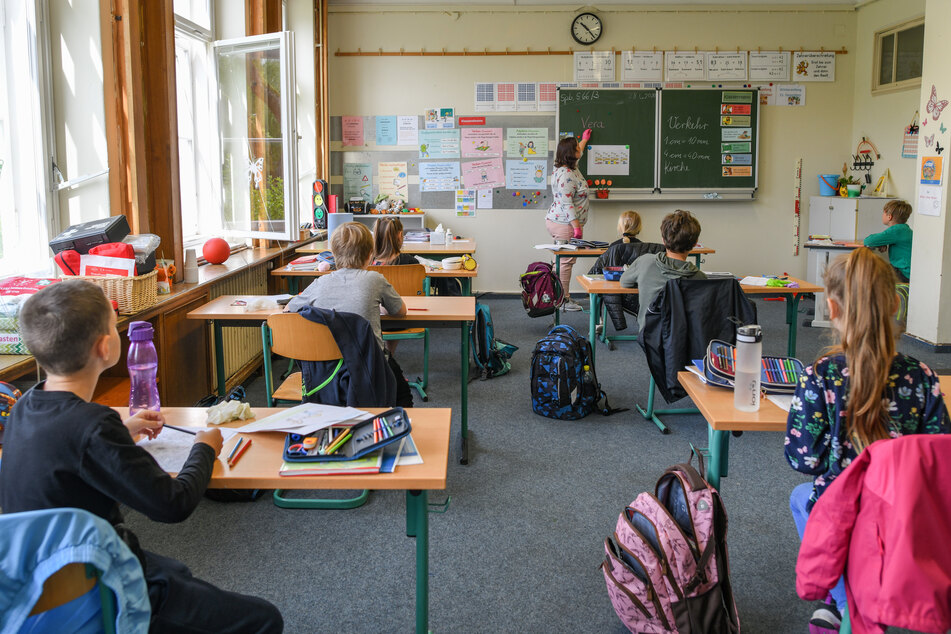 Schulkinder sitzen in einem Klassenraum einer Grundschule in Brandenburg. Der Bundeselternrat fordert ein "Szenario B", falls der Regelbetrieb, der ab kommenden Schuljahr wieder aufgenommen werden soll, nicht funktioniert. (Archivbild)