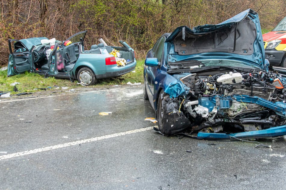 Vollsperrung im Erzgebirge: Mehrere Verletzte bei heftigem Crash an Autobahnzubringer