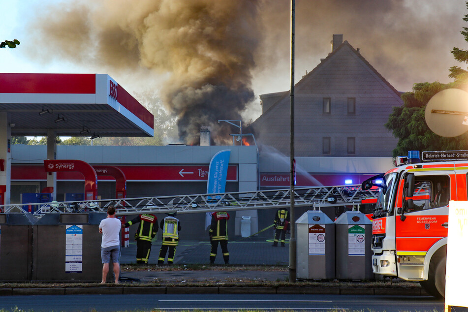 Rauch über der Waschstraße: Die Feuerwehr löschte den Brand an der Tankstelle in Düsseldorf.