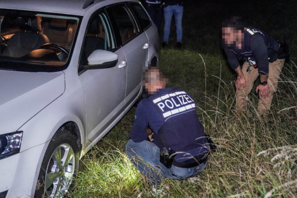 Polizisten untersuchen den Skoda.