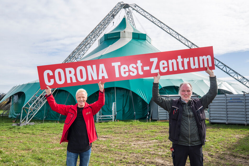 Wolle Förster (66, l.) und André Sarrasani (48) richten ein Corona-Testzentrum im Varietézelt ein.