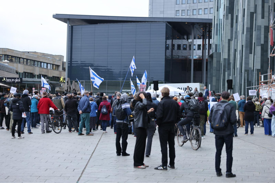 Vor dem Unigebäude am Augustusplatz regte sich auch Widerstand gegen die Israel-Hasser.