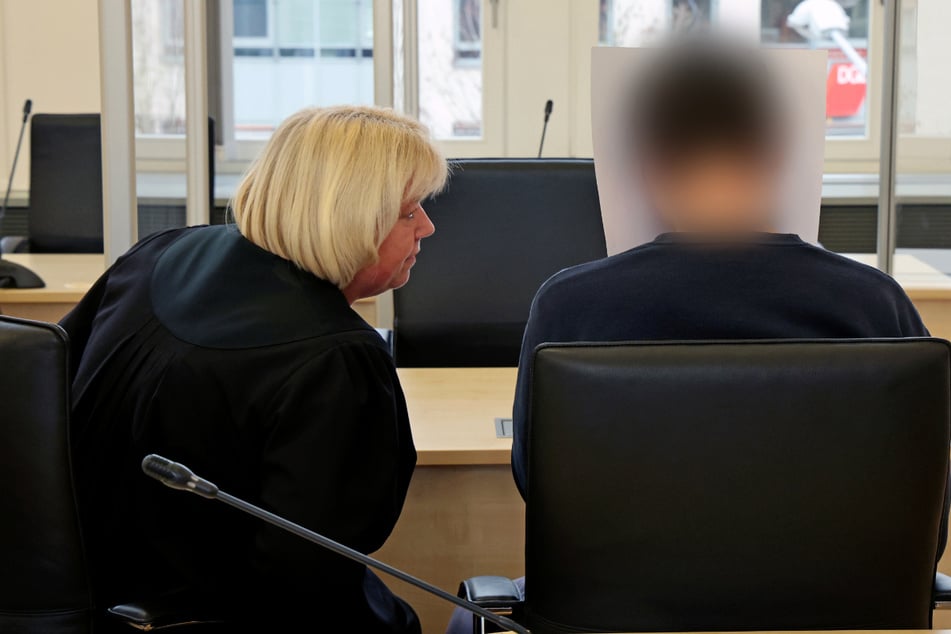 Im Februar 2022 soll ein 27-Jähriger (r.) in Rövershagen seine Eltern sowie seine Schwester ermordet haben. Vor Gericht schweigt der Angeklagte.