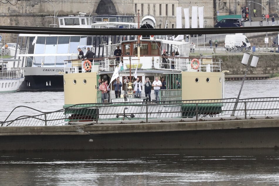 Sightseeing mal anders: Auf dem Dampfer direkt an die eingestürzte Carolabrücke!