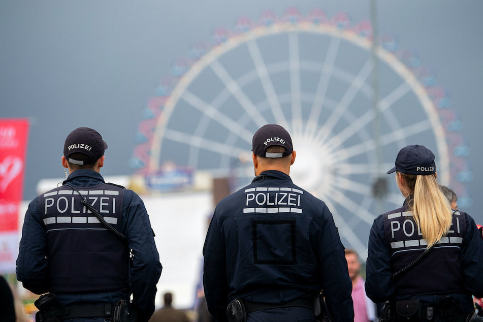 Frau auf Volksfest niedergestochen: Polizei sucht Zeugen
