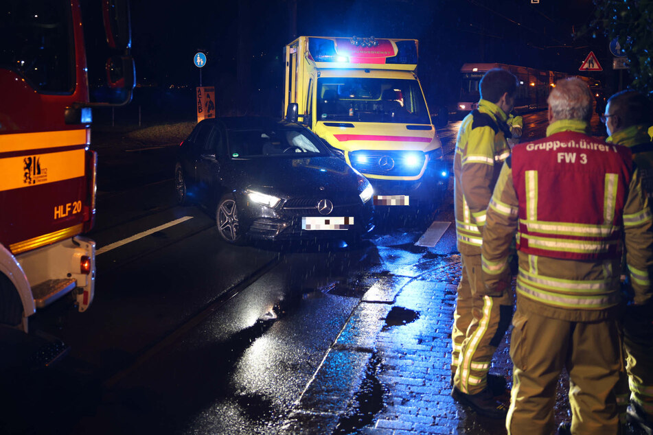Unfall in Blasewitz: Ein Mercedes A-Klasse und ein Krankentransporter Marke Mercedes verunfallten am Donnerstagabend.