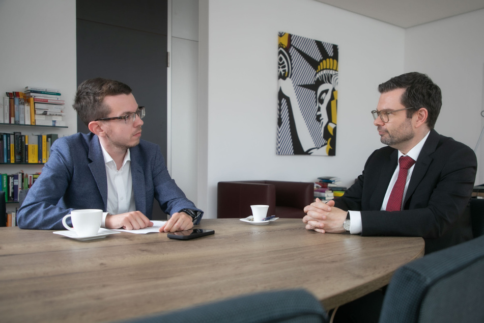 Buschmann sprach in seinem Berliner Büro mit Politik-Chefreporter Paul Hoffmann (31) über die Asylpolitik.