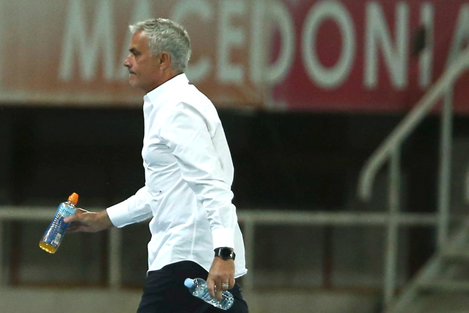 Jose Mourinho (57) misst 1,76 Meter und reichte fast bis an die Torlatte.